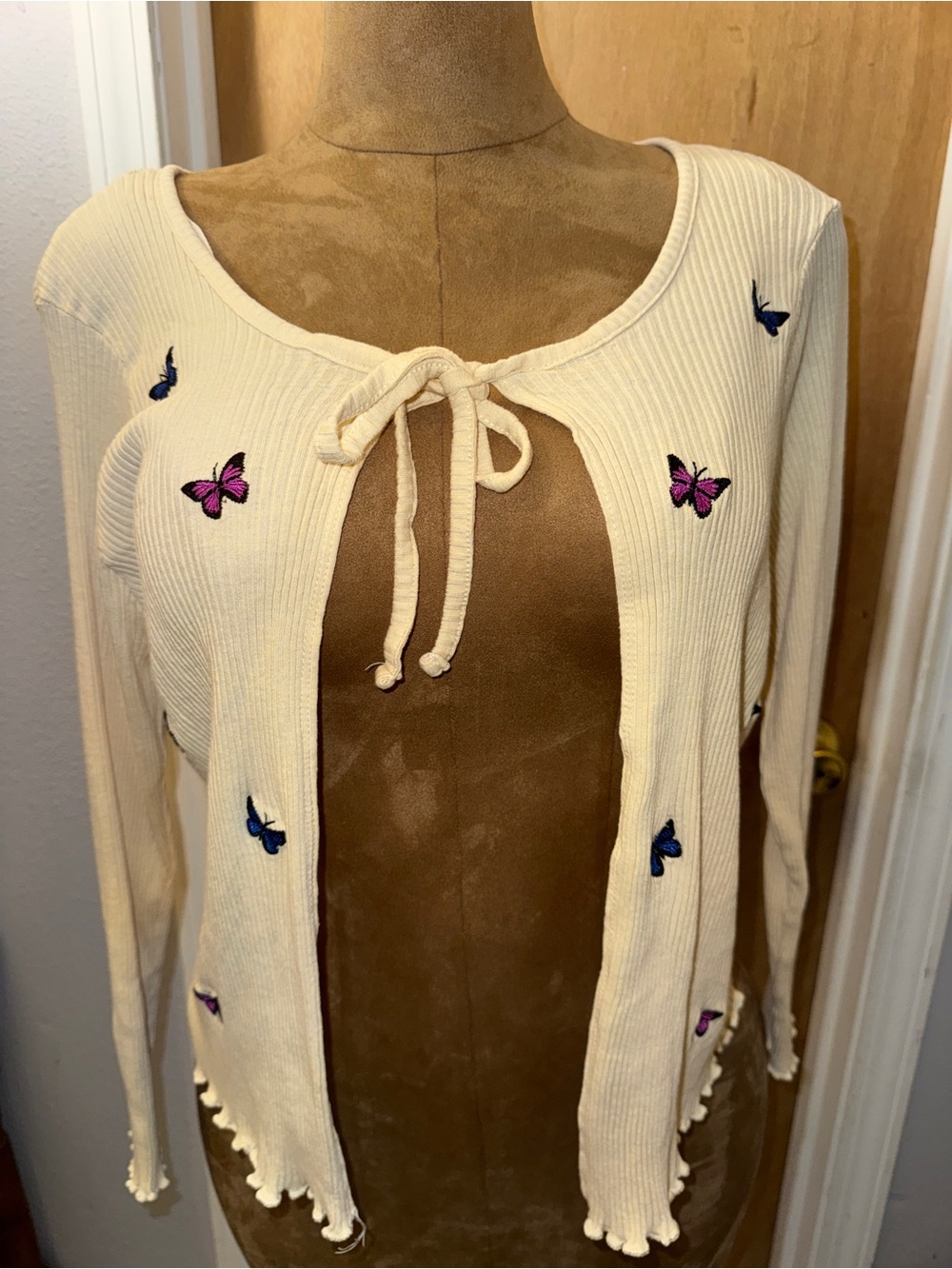 Jolie & Joy cream-colored ribbed tie-front cardigan, Colorful Butterflies, Sz 3x - Picture 2 of 9